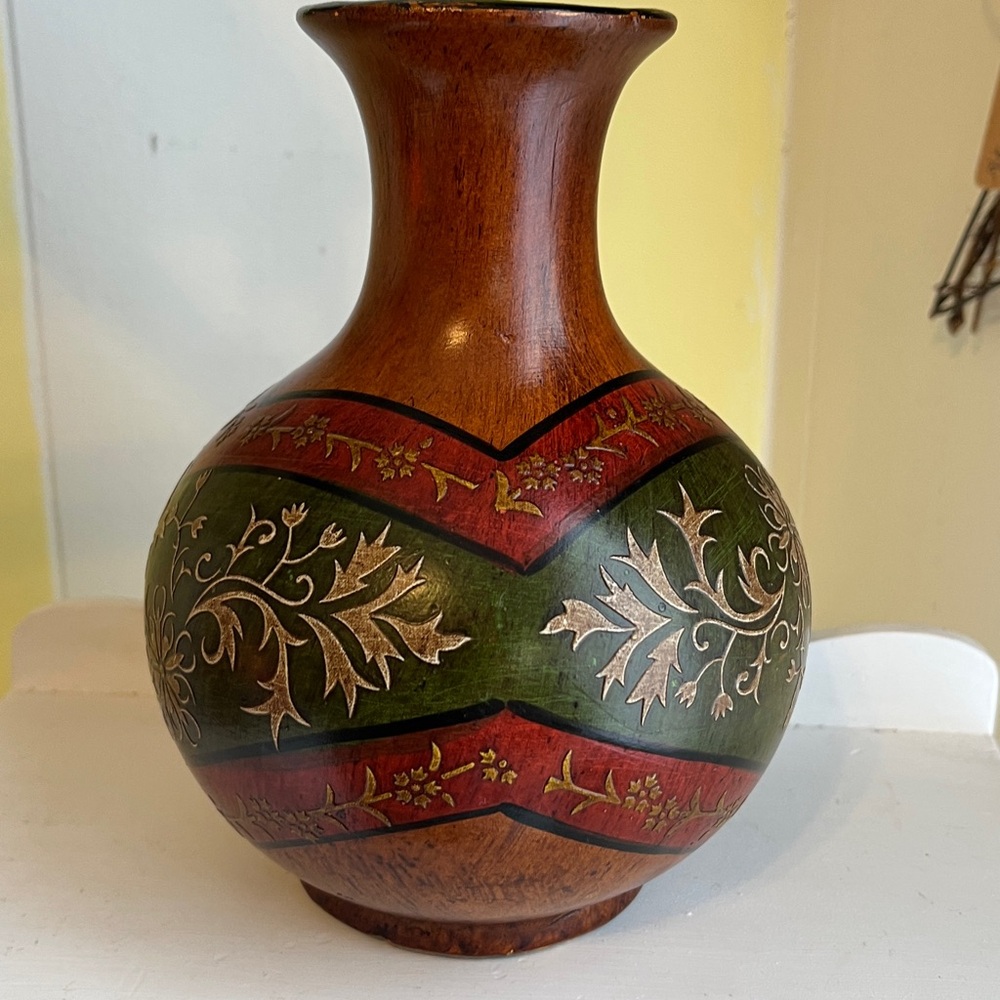 Hand-carved terra cotta pottery vase with a floral inlay design - Picture 2 of 7